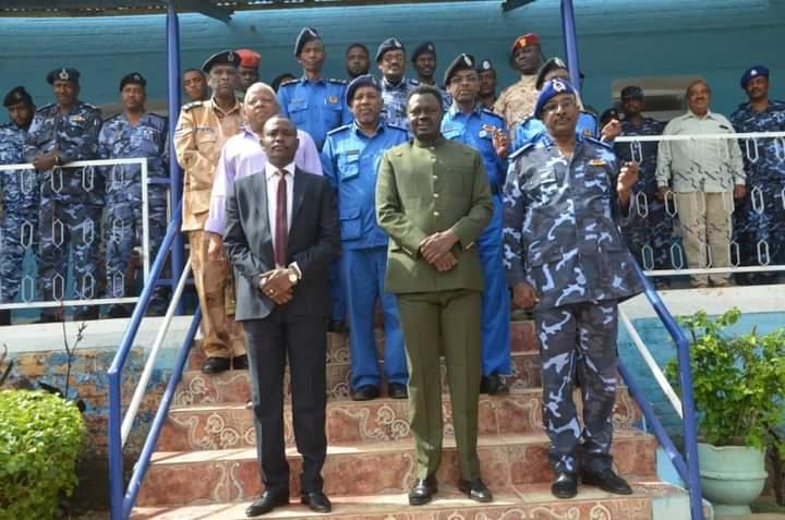 مناوي يتفقد مقار القوات النظامية بالفاشر