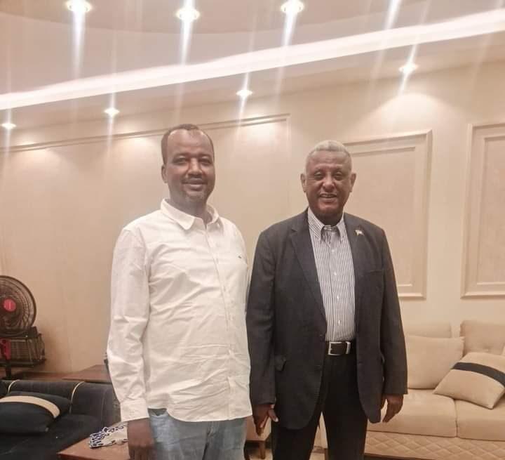 سخط وسط أعضاء المؤتمر السوداني بسبب صورة جمعت ياسر العطا وقيادي بالحزب يعتذر