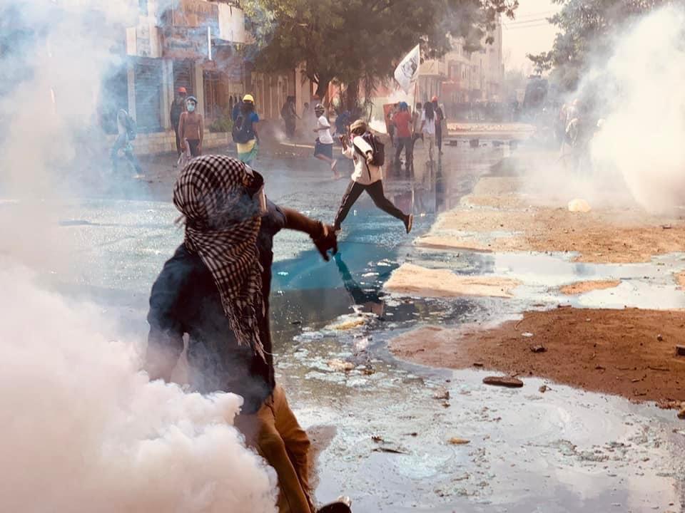 السودان : الكشف عن عشرات الإصابات الخطيرة بالرصاص المطاطي وعبوات الغاز المسيل للدموع من القوات الأمنية