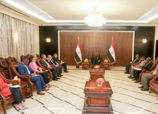 رئيس مجلس السيادة يستقبل وفد الآلية الثلاثية رئيس مجلس السيادة يستقبل وفد الآلية الثلاثية