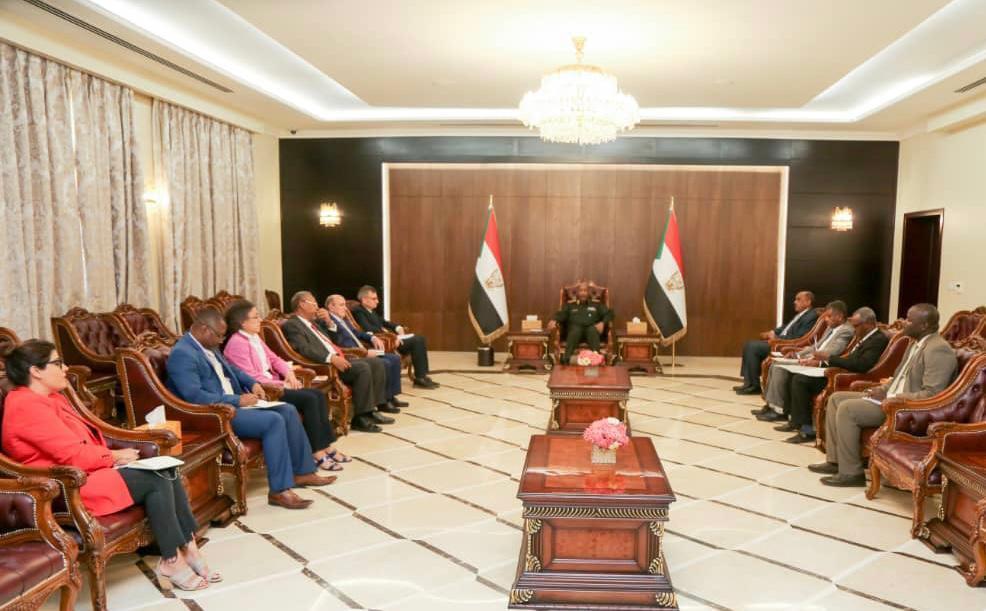 رئيس مجلس السيادة يستقبل وفد الآلية الثلاثية