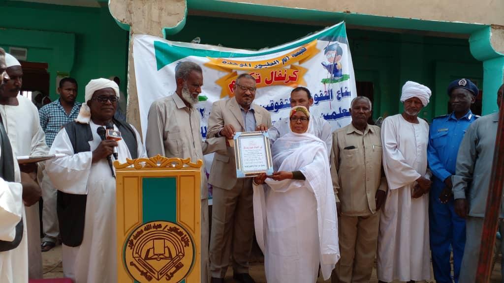 وزير التربية والتعليم بولاية نهر النيل يشيد بمدارس أم الطيور