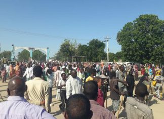 مواطنون يقتحمون مقر قيادة الفرقة الرابعة مشاة بالدمازين مواطنون يقتحمون مقر قيادة الفرقة الرابعة مشاة بالدمازين