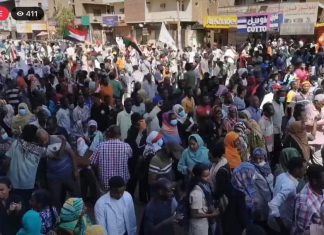 عاجل السودان : مقتل متظاهر دهسا بمركبة القوات الامنية في تظاهرات بذكرى إنقلاب 25 أكتوبر ..حشود وهتافات تتحدى قطع الإنترنت واغلاق الجسور “بالفيديو” عاجل السودان : مقتل متظاهر دهسا بمركبة القوات الامنية في تظاهرات بذكرى إنقلاب 25 أكتوبر ..حشود وهتافات تتحدى قطع الإنترنت واغلاق الجسور “بالفيديو”