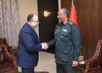 البرهان يمنح السفير المصري وسام النيلين من الطبقة الأولى البرهان يمنح السفير المصري وسام النيلين من الطبقة الأولى