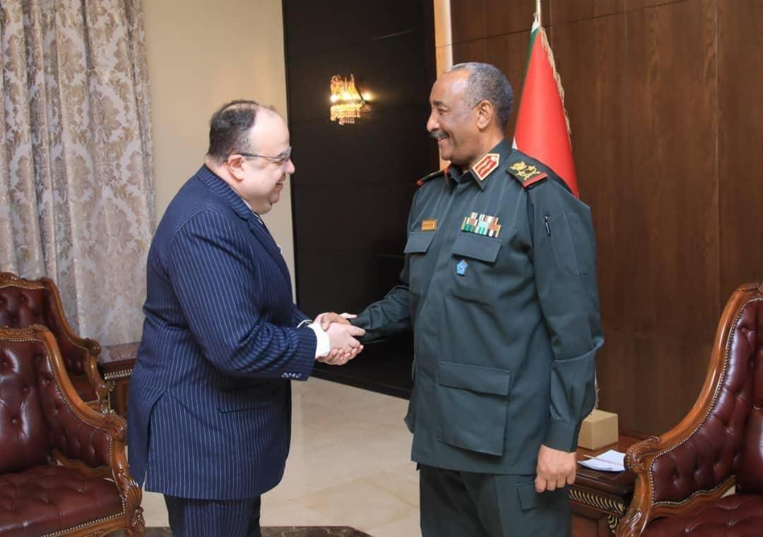 البرهان يمنح السفير المصري وسام النيلين من الطبقة الأولى