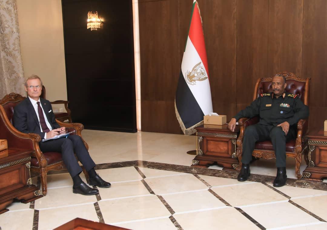 السودان.. البرهان يبلغ السفير النرويجي التزامات الحكومة بالتحول الديمقراطي