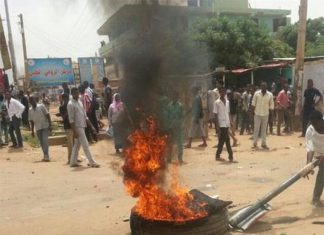 آلاف السودانيين يواصلون الاحتجاج بالخرطوم في الذكرى الأولى للانقلاب آلاف السودانيين يواصلون الاحتجاج بالخرطوم في الذكرى الأولى للانقلاب