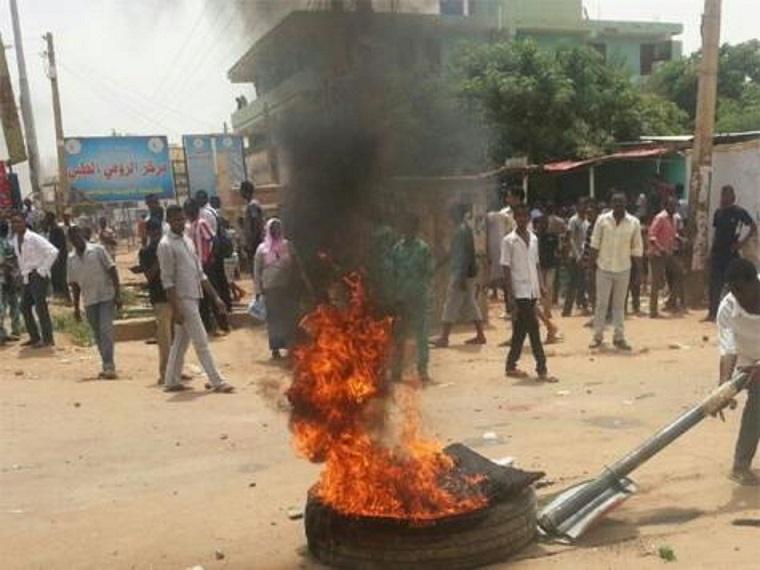 آلاف السودانيين يواصلون الاحتجاج بالخرطوم في الذكرى الأولى للانقلاب آلاف السودانيين يواصلون الاحتجاج بالخرطوم في الذكرى الأولى للانقلاب
