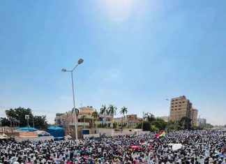 مسيرة حاشدة أمام مقر بعثة يونيتامس رفضََا للتسوية الثنائية في السودان مع العسكريين مسيرة حاشدة أمام مقر بعثة يونيتامس رفضََا للتسوية الثنائية في السودان مع العسكريين