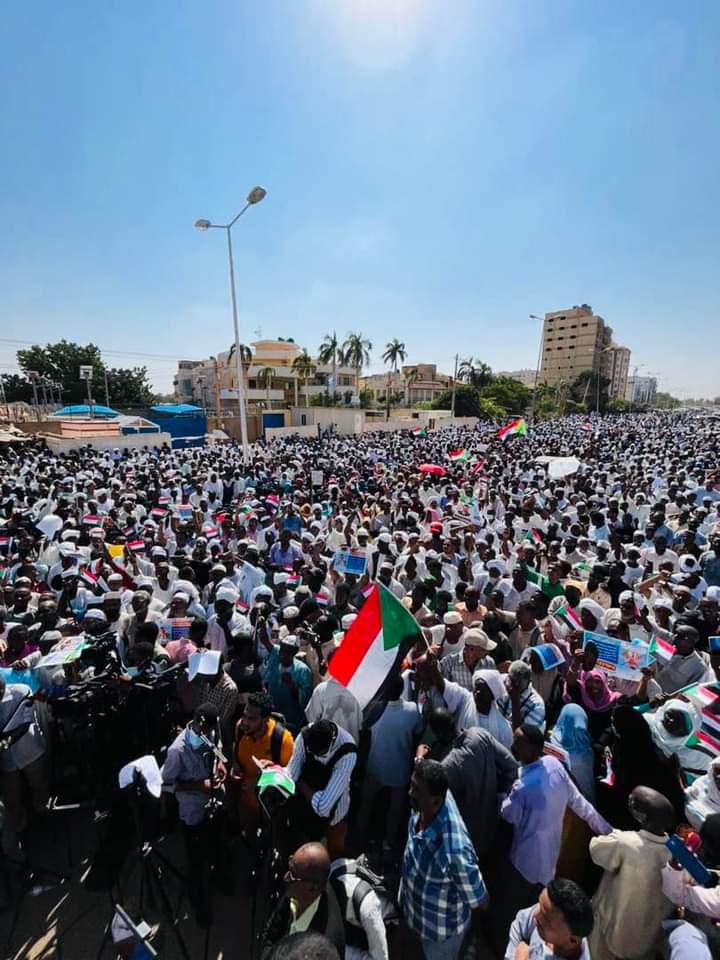 مسيرة حاشدة أمام مقر بعثة يونيتامس رفضََا للتسوية الثنائية في السودان مع العسكريين
