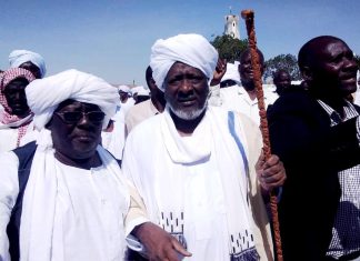 وزير المالية الأسبق علي محمود يذرف الدموع في استقباله بنيالا ويطالب البرهان و حميدتي بإطلاق سراح جميع السجناء السياسيين وزير المالية الأسبق علي محمود يذرف الدموع في استقباله بنيالا ويطالب البرهان و حميدتي بإطلاق سراح جميع السجناء السياسيين