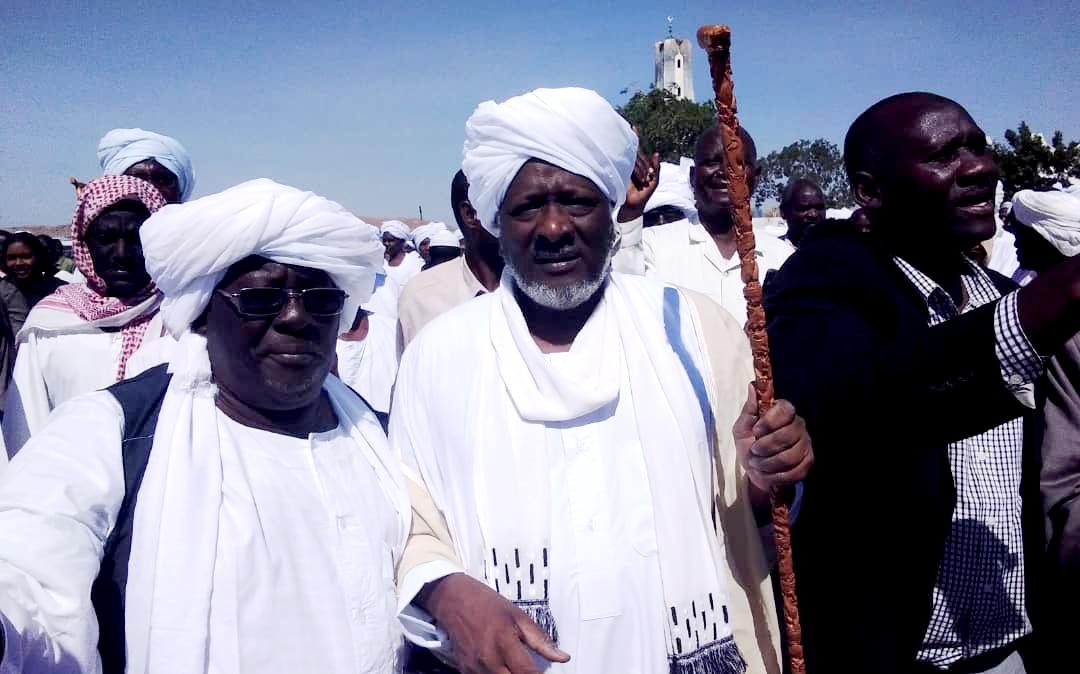 وزير المالية الأسبق علي محمود يذرف الدموع في استقباله بنيالا ويطالب البرهان و حميدتي بإطلاق سراح جميع السجناء السياسيين وزير المالية الأسبق علي محمود يذرف الدموع في استقباله بنيالا ويطالب البرهان و حميدتي بإطلاق سراح جميع السجناء السياسيين
