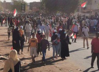الشرطة تتصدى بالغاز لمسيرات حاشدة بمختلف مدن السودان الشرطة تتصدى بالغاز لمسيرات حاشدة بمختلف مدن السودان