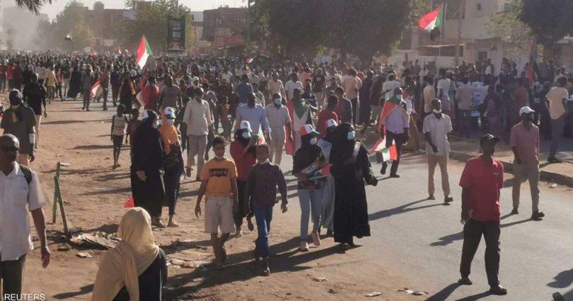 الشرطة تتصدى بالغاز لمسيرات حاشدة بمختلف مدن السودان