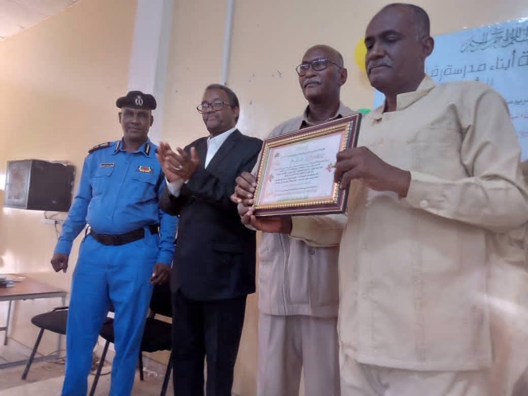 رفاعه تكريم المعلمين والطلاب المتفوقين فى الشهادة السودانية رفاعه تكريم المعلمين والطلاب المتفوقين فى الشهادة السودانية