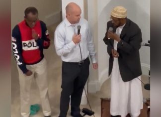 المؤسس الأمريكي لمدرسة أبارسو في هرجيسا يعتنق الإسلام المؤسس الأمريكي لمدرسة أبارسو في هرجيسا يعتنق الإسلام