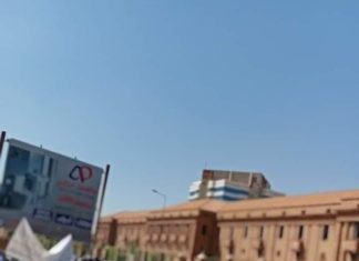 محتجون من أبناء النوبة يحاصرون القصر الرئاسي ويسلمون مجلس السيادة مذكرة تطالب بابعاد قوات الدعم السريع من لقاوة محتجون من أبناء النوبة يحاصرون القصر الرئاسي ويسلمون مجلس السيادة مذكرة تطالب بابعاد قوات الدعم السريع من لقاوة