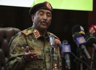 ضابط بالجيش السوداني يكشف عن اتفاق على مغادرة البرهان إلى مكان آمن ضابط بالجيش السوداني يكشف عن اتفاق على مغادرة البرهان إلى مكان آمن