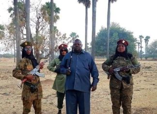بالفيديو.. قائد حركة مسلحة في السودان يهدد بإطلاق النار على رجال شرطة المرور بالفيديو.. قائد حركة مسلحة في السودان يهدد بإطلاق النار على رجال شرطة المرور