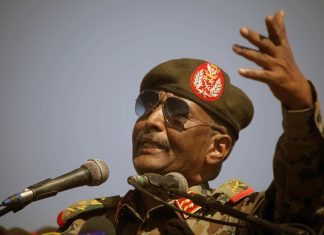 القائد العام يتفقد قاعدة المرخيات العملياتية القائد العام يتفقد قاعدة المرخيات العملياتية