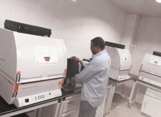 المواصفات تتسلم أجهزة فحص حديثة للذهب المواصفات تتسلم أجهزة فحص حديثة للذهب