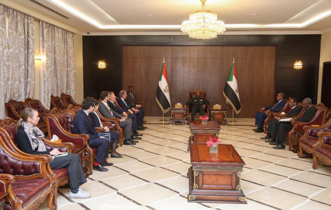 البرهان يلتقي مديرى إدارة أفريقيا في وزارتي الخارجية الألمانية والفرنسية البرهان يلتقي مديرى إدارة أفريقيا في وزارتي الخارجية الألمانية والفرنسية