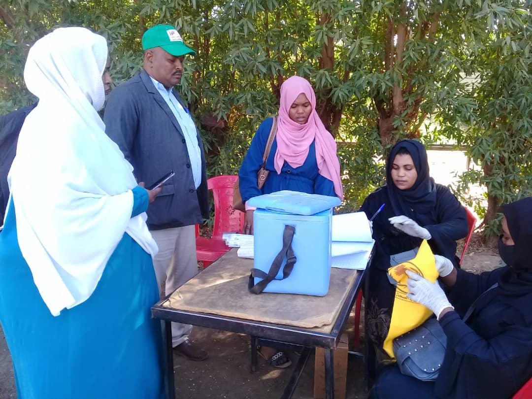 جولة لمدير النظام الصحي بكرري لمراكز التطعيم بلقاح كورونا جولة لمدير النظام الصحي بكرري لمراكز التطعيم بلقاح كورونا