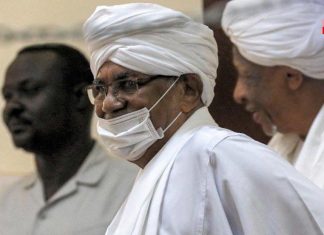 نقل البشير و3 من رموز النظام السابق إلى المستشفى نقل البشير و3 من رموز النظام السابق إلى المستشفى