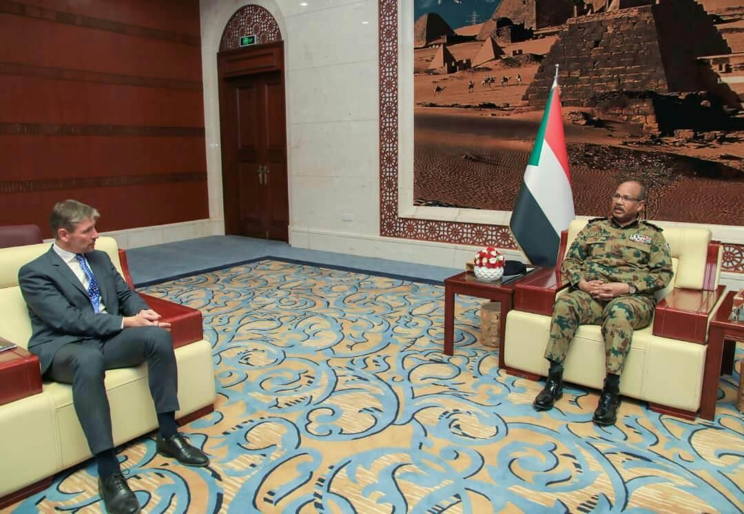 إبراهيم جابر يلتقي السفير البريطاني لدى السودان