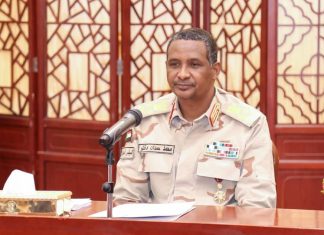 بالفيديو حميدتي: في ناس فتحوا ليهم الكبري جابوهم القصر و ناس يوميا بموتوا عشان يصلوا القصر وقفلوا في وشهم وفي خيار وفقوس وانا مع التسوية تماما التغيير والحل الماشي وإذا في زول داير يرجع السودان إلى ما قبل 2018 غلطان بالفيديو حميدتي: في ناس فتحوا ليهم الكبري جابوهم القصر و ناس يوميا بموتوا عشان يصلوا القصر وقفلوا في وشهم وفي خيار وفقوس وانا مع التسوية تماما التغيير والحل الماشي وإذا في زول داير يرجع السودان إلى ما قبل 2018 غلطان