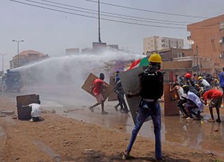 هل حاد المتظاهرون عن السلمية؟ هل حاد المتظاهرون عن السلمية؟