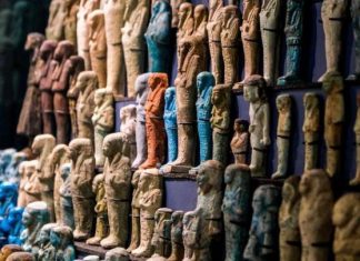 لوحة أمنمحات الرابع: موشي ديان نهبَ آثاراً مصرية لوحة أمنمحات الرابع: موشي ديان نهبَ آثاراً مصرية