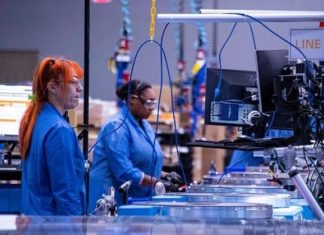 هل تصبح الروبوتات بديلاً من البشر في “أمازون”؟ هل تصبح الروبوتات بديلاً من البشر في "أمازون"؟