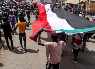 تظاهرات السودان ترفع شعار “لا تراجع” تظاهرات السودان ترفع شعار "لا تراجع"