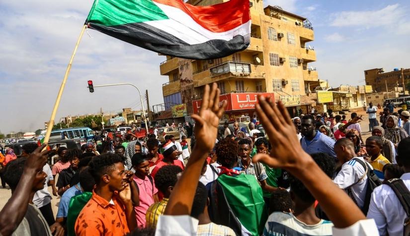 نقل السلطة إلى المدنيين.. هل سيرضي المحتجين في السودان؟ نقل السلطة إلى المدنيين.. هل سيرضي المحتجين في السودان؟