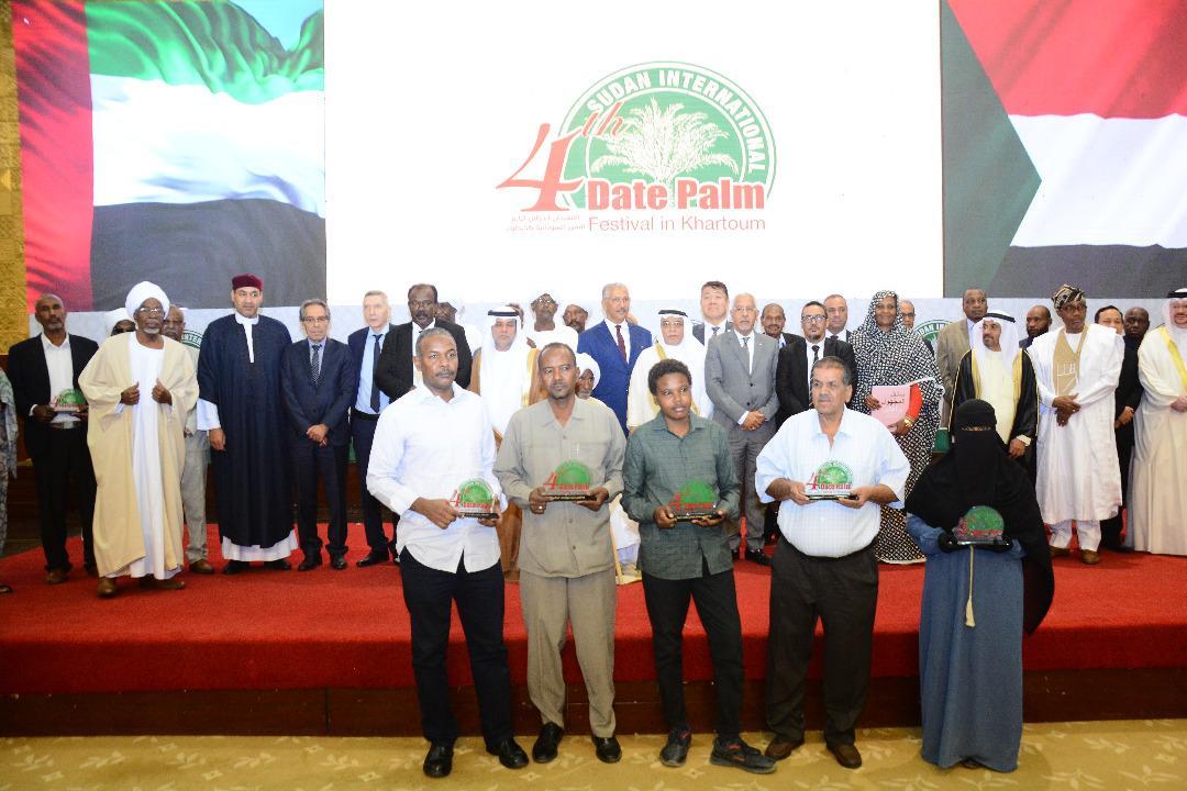 تكريم الفائزين بمسابقة التمور السودانية بالمهرجان الرابع للتمور تكريم الفائزين بمسابقة التمور السودانية بالمهرجان الرابع للتمور