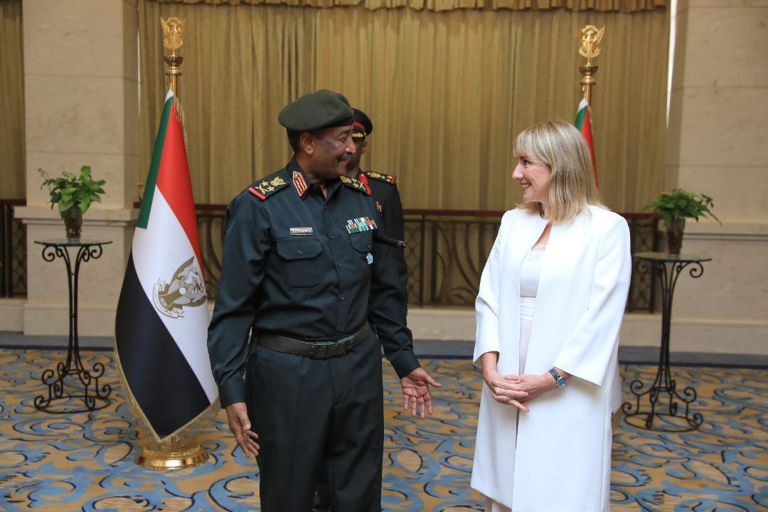 رئيس مجلس السيادة يتسلم أوراق إعتماد سفيرة إيرلندا لدى السودان رئيس مجلس السيادة يتسلم أوراق إعتماد سفيرة إيرلندا لدى السودان