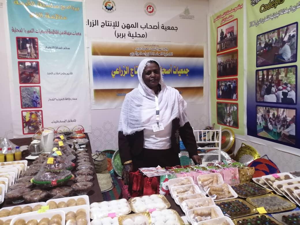 سونا تستطلع المشاركين بمعرض المهرجان الدولي الرابع للتمور السودانية سونا تستطلع المشاركين بمعرض المهرجان الدولي الرابع للتمور السودانية
