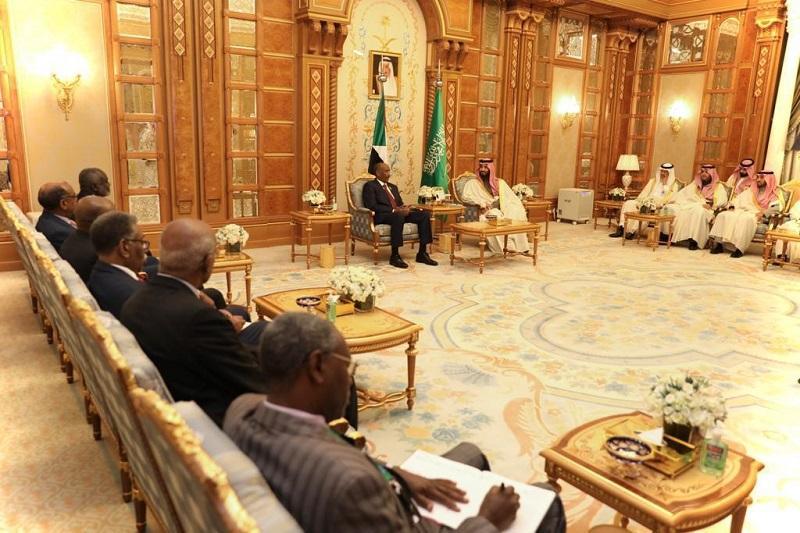 البرهان وولي العهد السعودي يبحثان العلاقات الثنائية وتعزيز التعاون الاقتصادي البرهان وولي العهد السعودي يبحثان العلاقات الثنائية وتعزيز التعاون الاقتصادي