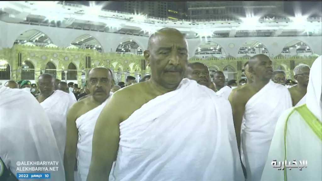 البرهان ووفده يؤدون العمرة البرهان ووفده يؤدون العمرة