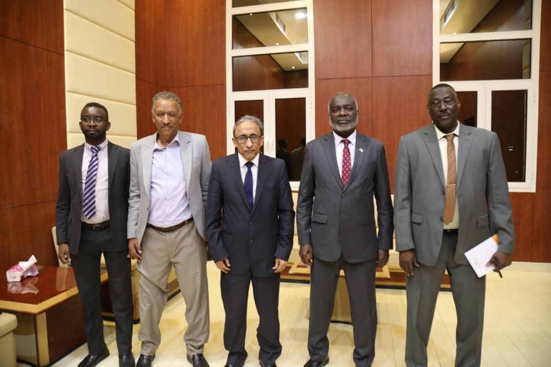 جبريل والأمين العام لمجلس الوحدة الاقتصادية يبحثان ترتيبات إجتماع المجلس جبريل والأمين العام لمجلس الوحدة الاقتصادية يبحثان ترتيبات إجتماع المجلس
