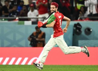 مشجع تونسي يقتحم مباراة فرنسا وتونس بعلم فلسطين مشجع تونسي يقتحم مباراة فرنسا وتونس بعلم فلسطين