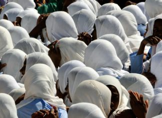 “العباءة والعميد”… معركة حول “الزي الجامعي” في السودان "العباءة والعميد"... معركة حول "الزي الجامعي" في السودان