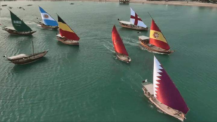 32 محملاً تقليدياً يجوب شاطئ الدوحة بأعلام دول المونديال