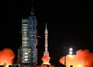 مركبة “شنتشو-15” تنقل ثلاثة رواد فضاء إلى محطة الفضاء الصينية مركبة "شنتشو-15" تنقل ثلاثة رواد فضاء إلى محطة الفضاء الصينية