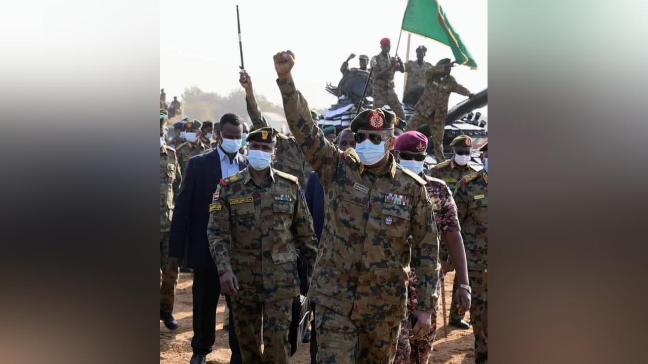 البرهان يشارك الجيش في مناورة مدرعة من داخل قاعدة عسكرية البرهان يشارك الجيش في مناورة مدرعة من داخل قاعدة عسكرية