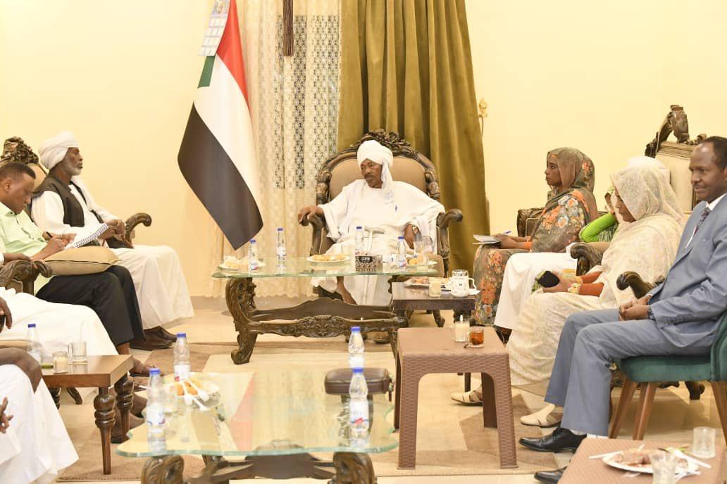 لقاء بين الأمة القومي والكتلة الديمقراطية ومناوي يكشف التفاصيل لقاء بين الأمة القومي والكتلة الديمقراطية ومناوي يكشف التفاصيل