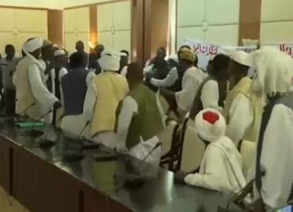 عراك بالايدي وهتافات وطرد بسبب أردول في مؤتمر لحزب الناظر ترك عراك بالايدي وهتافات وطرد بسبب أردول في مؤتمر لحزب الناظر ترك