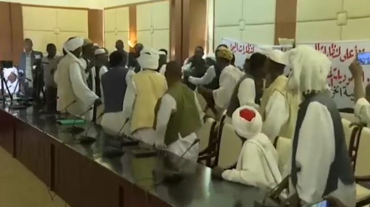 عراك بالايدي وهتافات وطرد بسبب أردول في مؤتمر لحزب الناظر ترك عراك بالايدي وهتافات وطرد بسبب أردول في مؤتمر لحزب الناظر ترك